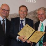 Prof. Dr. Christer Bruun wurde die Frontinus-Medaille verliehen in Anerkennung seiner grundlegenden Arbeiten über römische Wassersysteme. Besonders seine epigraphischen Forschungen und der enorme Beitrag, den diese zu größeren sozialen Fragen in der antiken Mittelmeerwelt leisten,