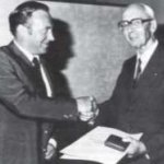 Der erste Präsident der Frontinus-Gesellschaft, Gerhard Naber, überreicht die dritte Frontinus-
Medaille an Walter Triebel in Mainz 1980 (Foto aus Frontinus-Schriftenreihe 4, 70).