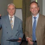 Der amtierende, vierte Präsident der Frontinus-Gesellschaft, Hans Mehlhorn (rechts), überreicht die 22. Frontinus-Medaille an Dietrich Lohrmann am 27.6.2008 in Weimar (Foto G. Wiplinger).