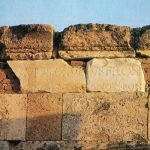 Inschrift mit dem Namen von Sextus Iulius Frontinus in Lateinisch und Griechisch am Stadttor von Hierapolis