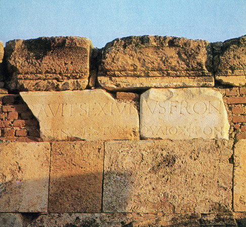 Inschrift mit dem Namen von Sextus Iulius Frontinus in Lateinisch und Griechisch am Stadttor von Hierapolis